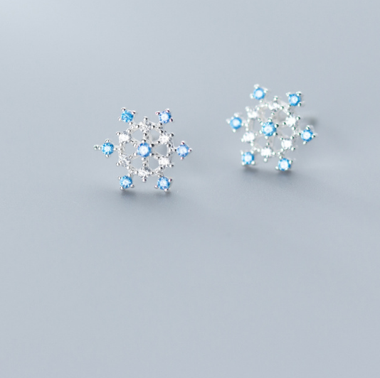 S925 Silver Snowflake Earrings – Diamond-Studded Winter-Inspired Jewelry