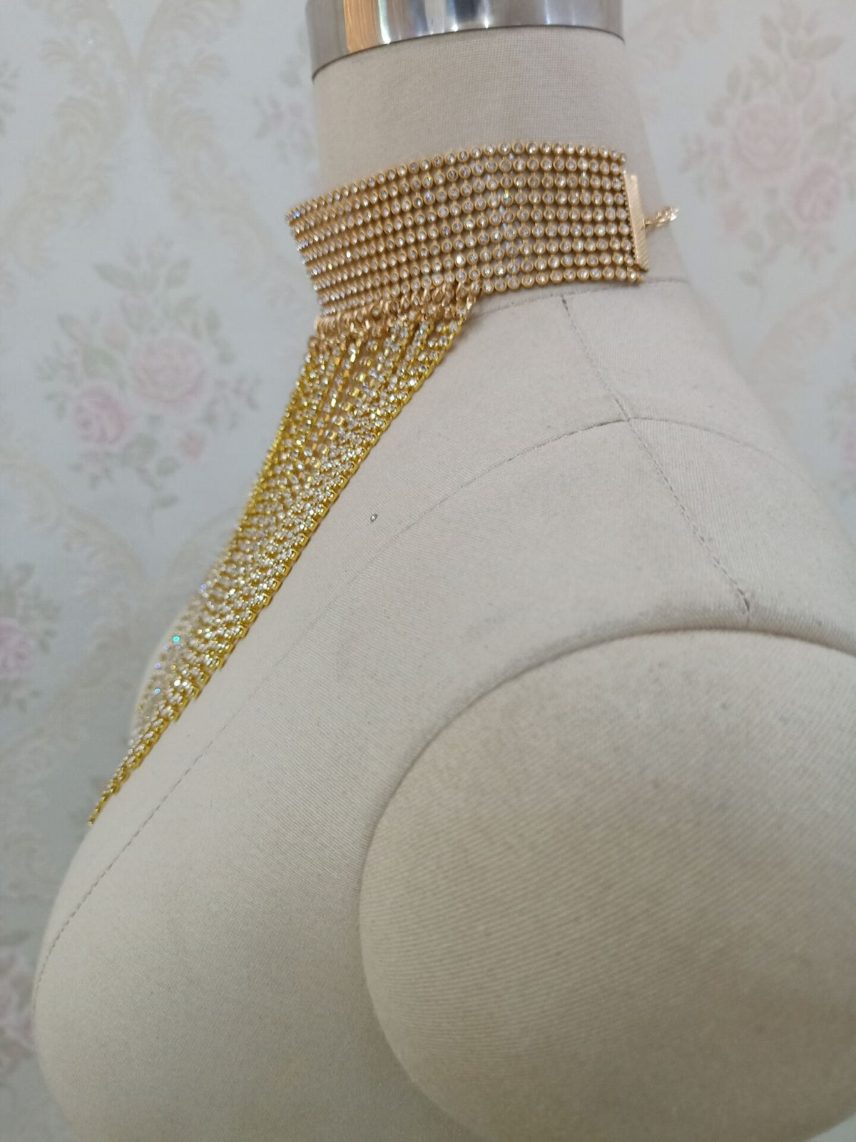 Fashionable Rhinestone Choker Necklace with Tassels