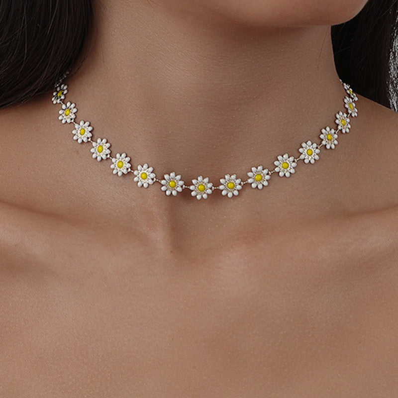 Trendy Minimalist Daisy Layered Choker Necklace for Summer