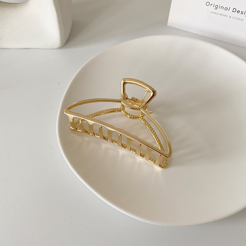 Blonde Shark Hair Clip – Large Claw Hair Styling Accessory for Women