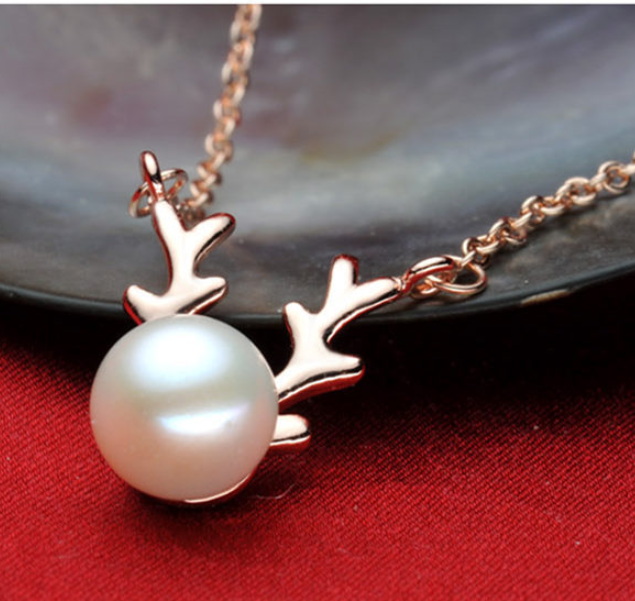 Small Elk Pearl Pendant Necklace