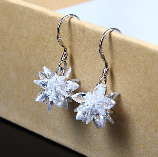 Transparent Snowflake Earrings for Women – Chic Minimalist Winter Jewelry