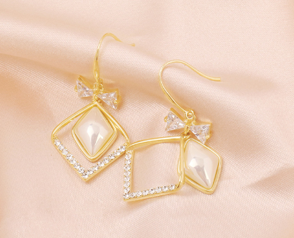 Stylish High-End Fashion Earrings for Women – Elegant Statement Jewelry