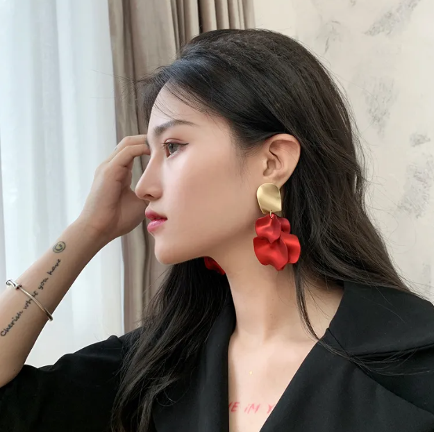 Red Rose Tassel Earrings – Elegant Statement Jewelry – USA