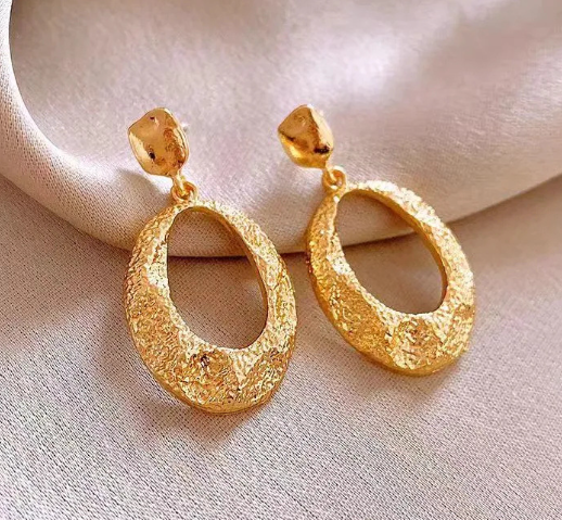 Vintage Geometric Oval Metal Earrings for Women – Retro Statement Jewelry