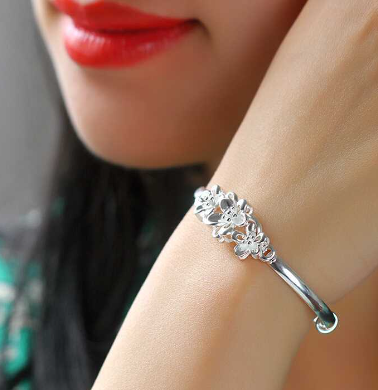 Adjustable Bracelet with Bougainvillea Design for Women