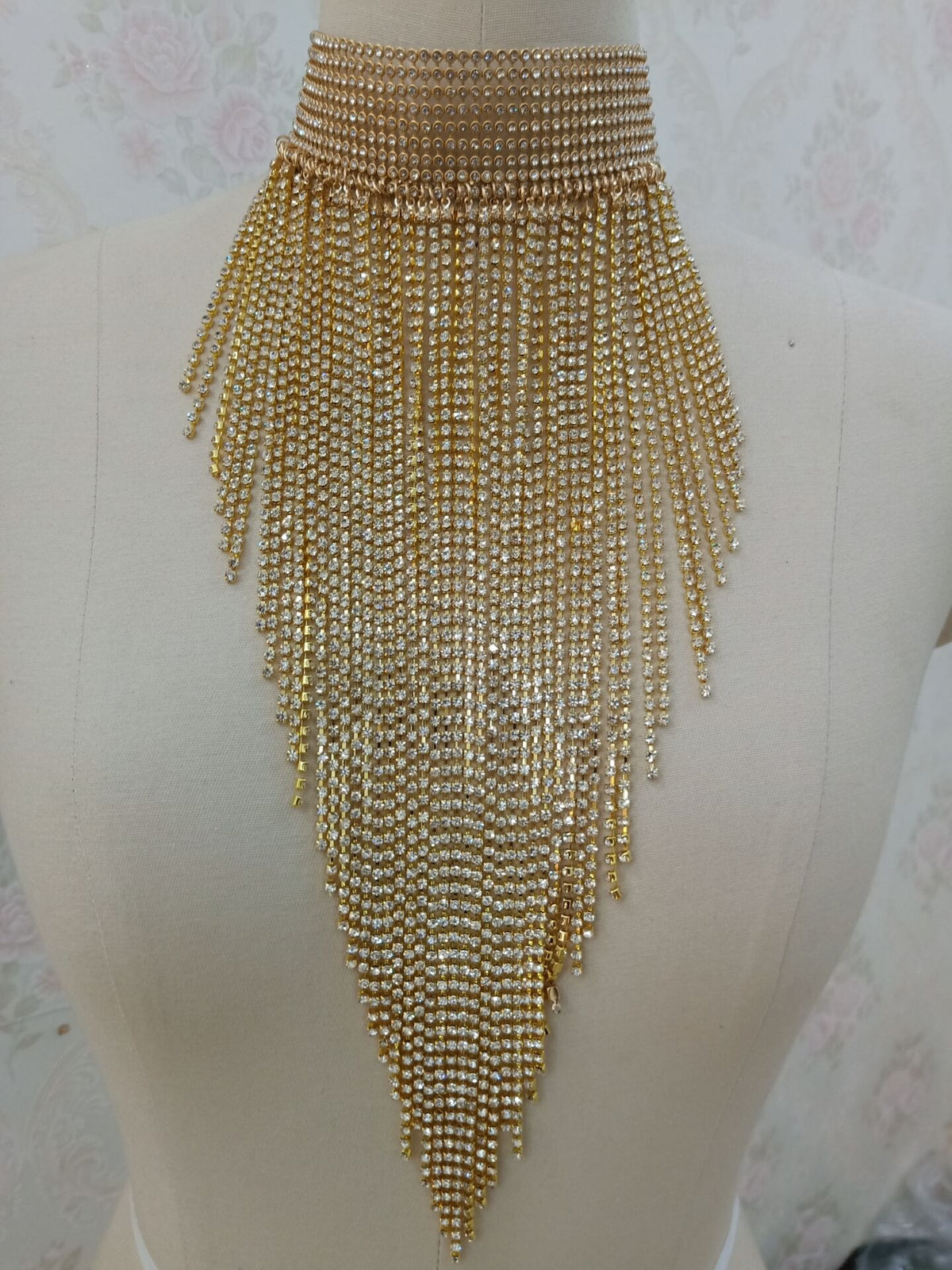 Fashionable Rhinestone Choker Necklace with Tassels