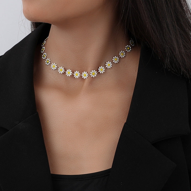 Trendy Minimalist Daisy Layered Choker Necklace for Summer