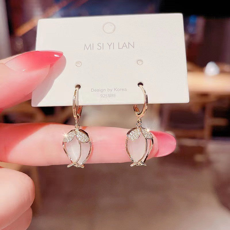 Gold Tulip Cat’s Eye Earrings – Elegant Geometric Statement Jewelry