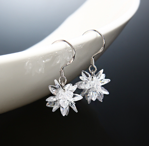 Transparent Snowflake Earrings for Women – Chic Minimalist Winter Jewelry