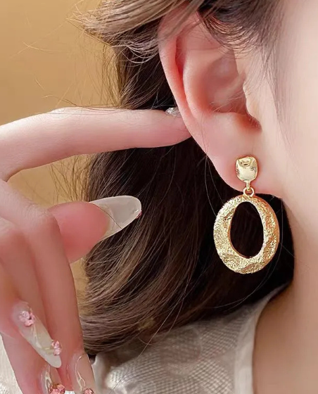 Vintage Geometric Oval Metal Earrings for Women – Retro Statement Jewelry