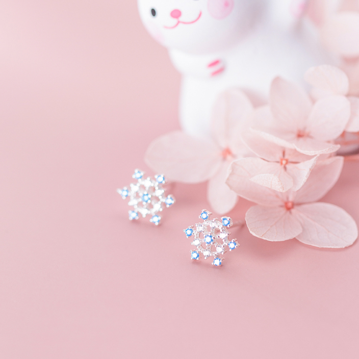 S925 Silver Snowflake Earrings – Diamond-Studded Winter-Inspired Jewelry