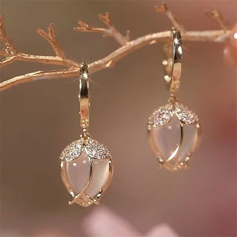 Gold Tulip Cat’s Eye Earrings – Elegant Geometric Statement Jewelry