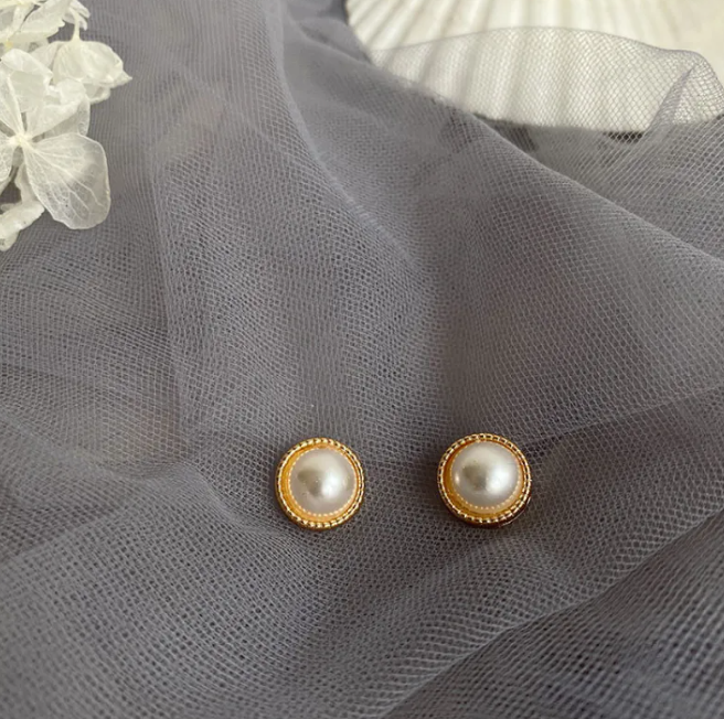 French Retro Pearl Earrings for Women – Elegant Vintage-Inspired Jewelry