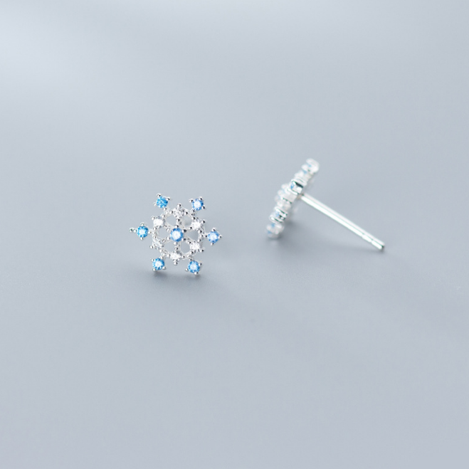 S925 Silver Snowflake Earrings – Diamond-Studded Winter-Inspired Jewelry