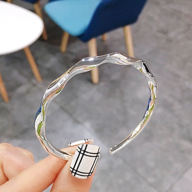 Women’s Simple Möbius Twisted Bracelet – Elegant Minimalist Fashion Jewelry