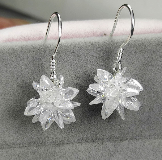 Transparent Snowflake Earrings for Women – Chic Minimalist Winter Jewelry