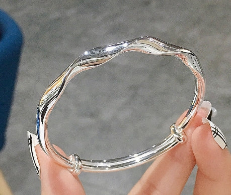 Women’s Simple Möbius Twisted Bracelet – Elegant Minimalist Fashion Jewelry