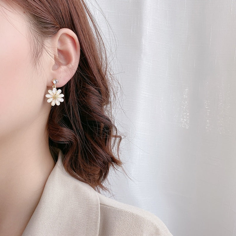 S925 Silver Cat’s Eye Daisy Stud Earrings – Delicate Floral Jewelry for Women