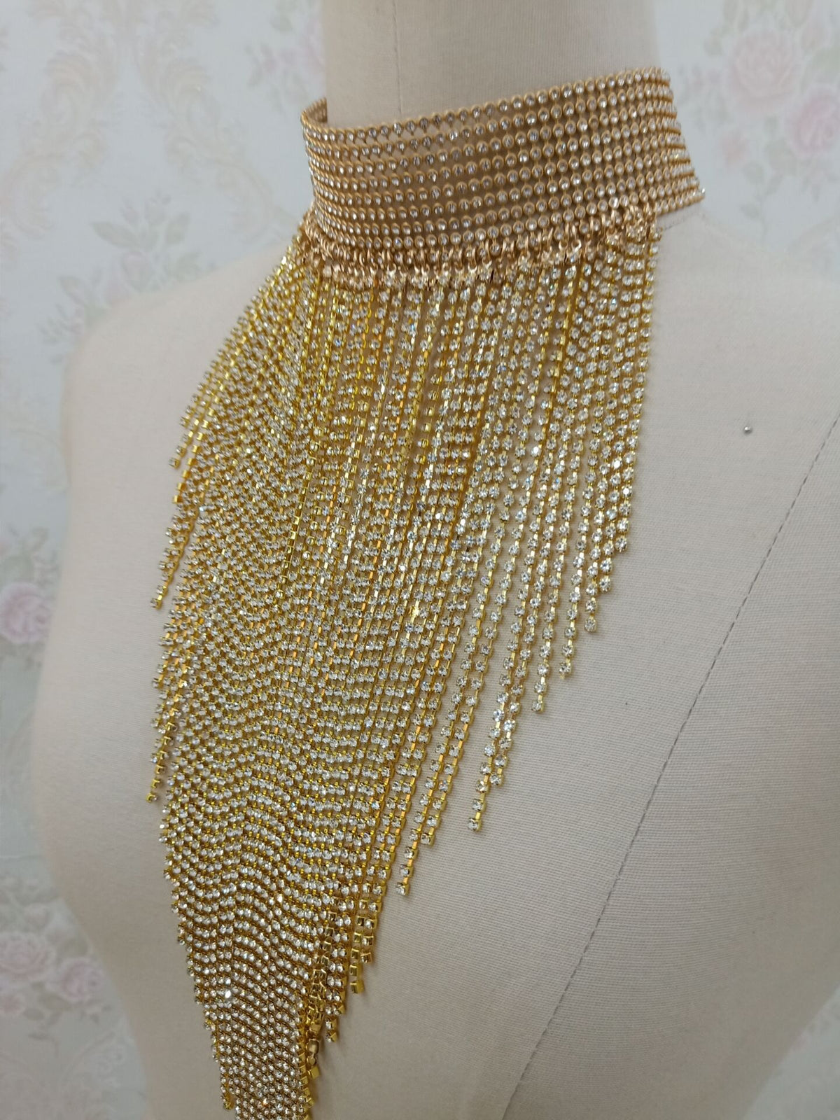 Fashionable Rhinestone Choker Necklace with Tassels