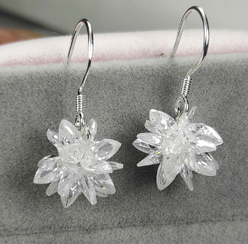 Transparent Snowflake Earrings for Women – Chic Minimalist Winter Jewelry