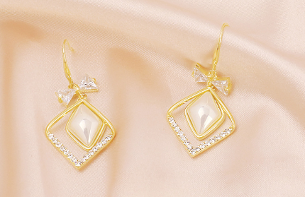 Stylish High-End Fashion Earrings for Women – Elegant Statement Jewelry