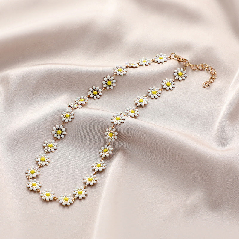Trendy Minimalist Daisy Layered Choker Necklace for Summer