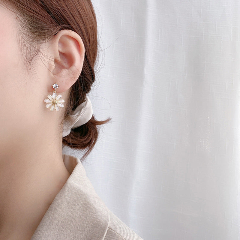 S925 Silver Cat’s Eye Daisy Stud Earrings – Delicate Floral Jewelry for Women