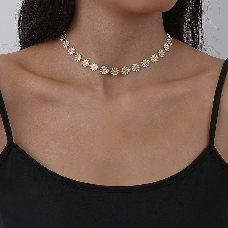 Trendy Minimalist Daisy Layered Choker Necklace for Summer